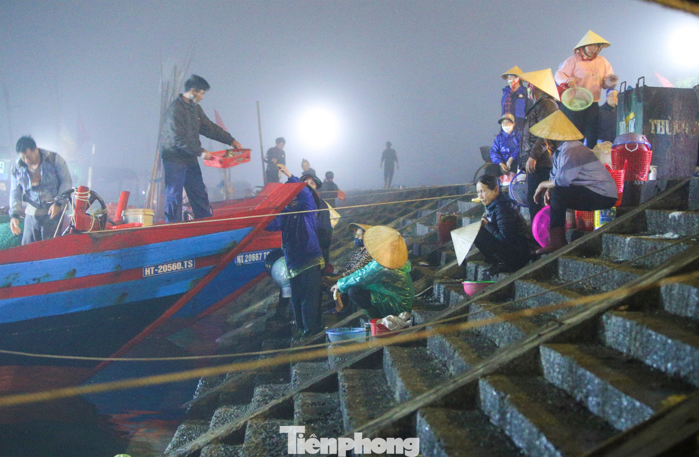 Theo người dân địa phương, những người làm nghề đội cá thuê đều là phụ nữ ở độ tuổi 50-70. Họ đã gắn bó hàng chục năm với cái nghề đội cả tấn cá trên đầu.