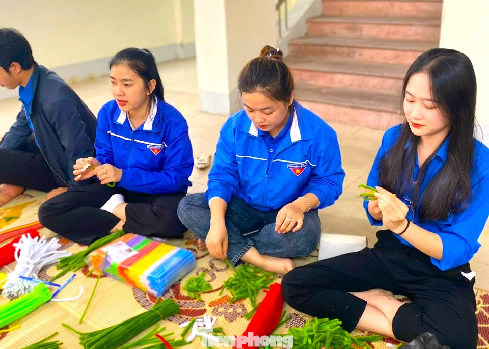 Các bạn đoàn viên thanh niên mỗi người một công việc, chăm chú để cố gắng làm nên những cây thông đẹp nhất.