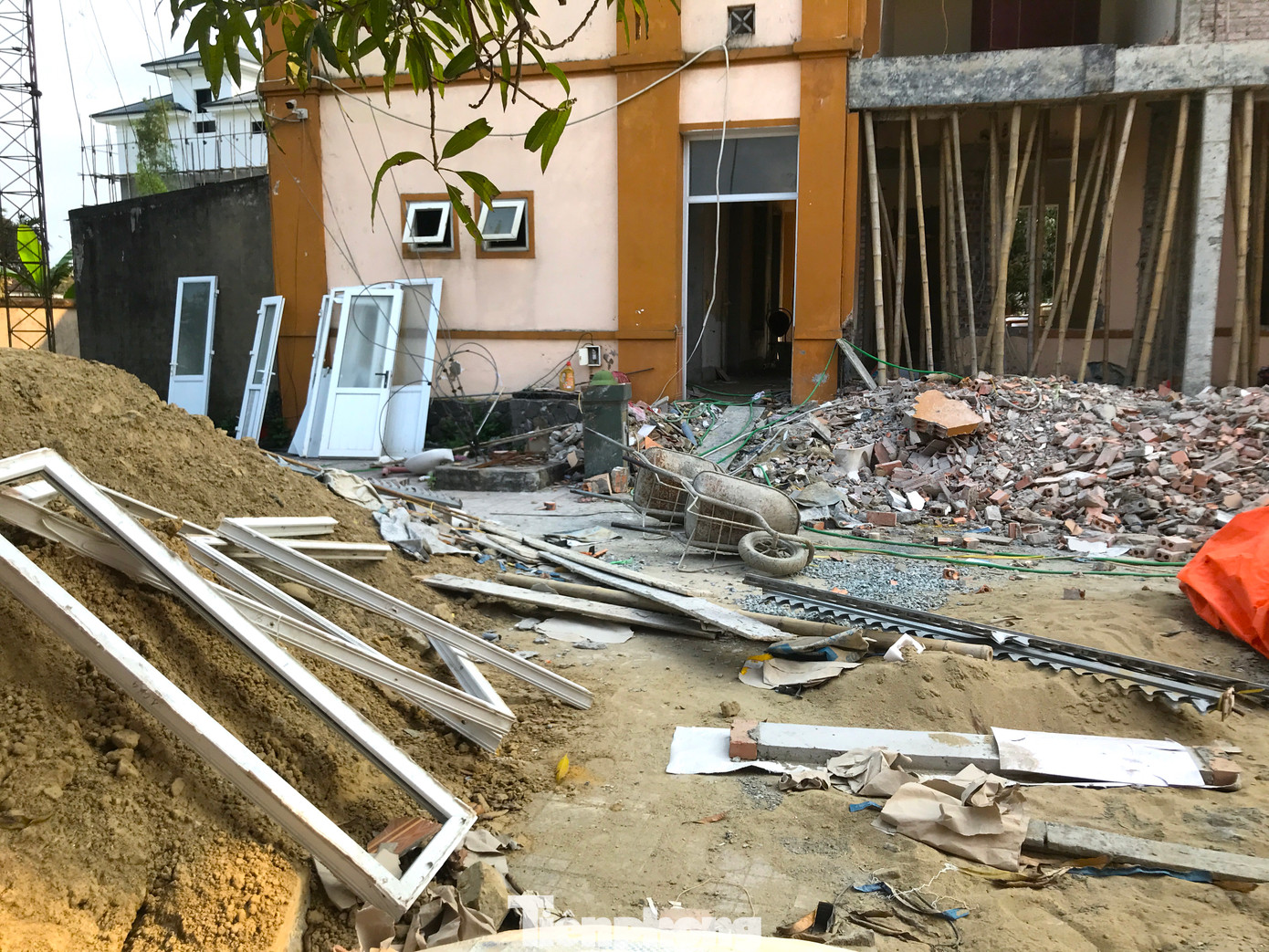 Công trường hiện đang ngổn ngang vật liệu xây dựng, máy móc.