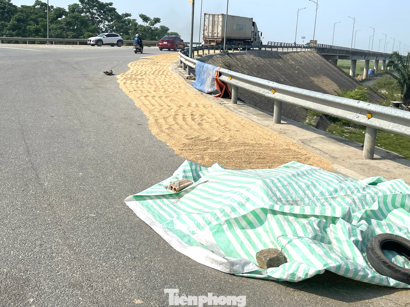 Để tránh việc ô tô, xe máy chạy trên lúa gây hư hỏng, người dân còn dùng nhiều vật cản để chặn tiềm ẩn nguy cơ mất an toàn giao thông.