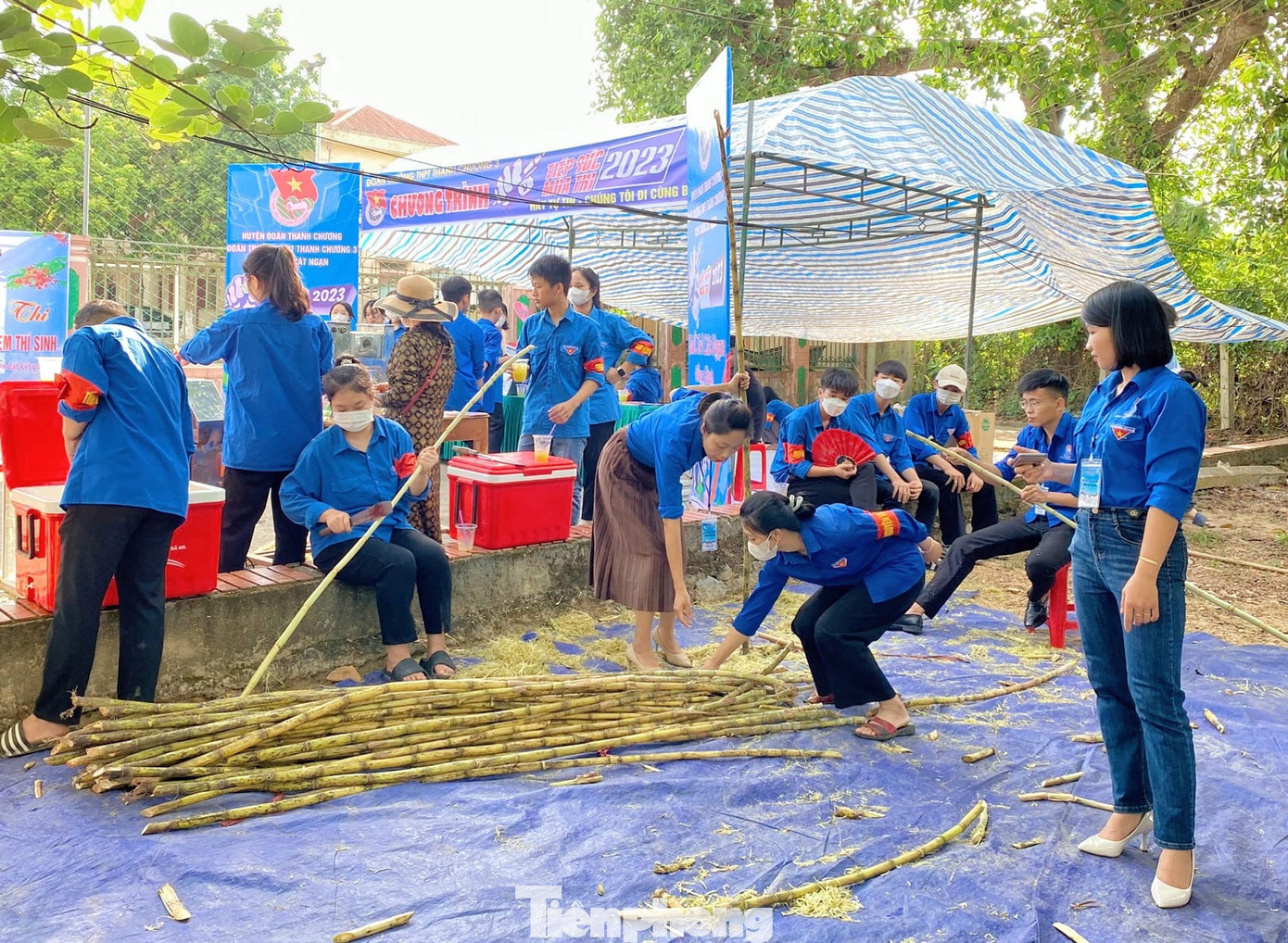 Các đoàn viên tình nguyện mỗi người hỗ trợ một công việc như nạo vỏ mía, ép nước, rót và trao tặng các thí sinh.