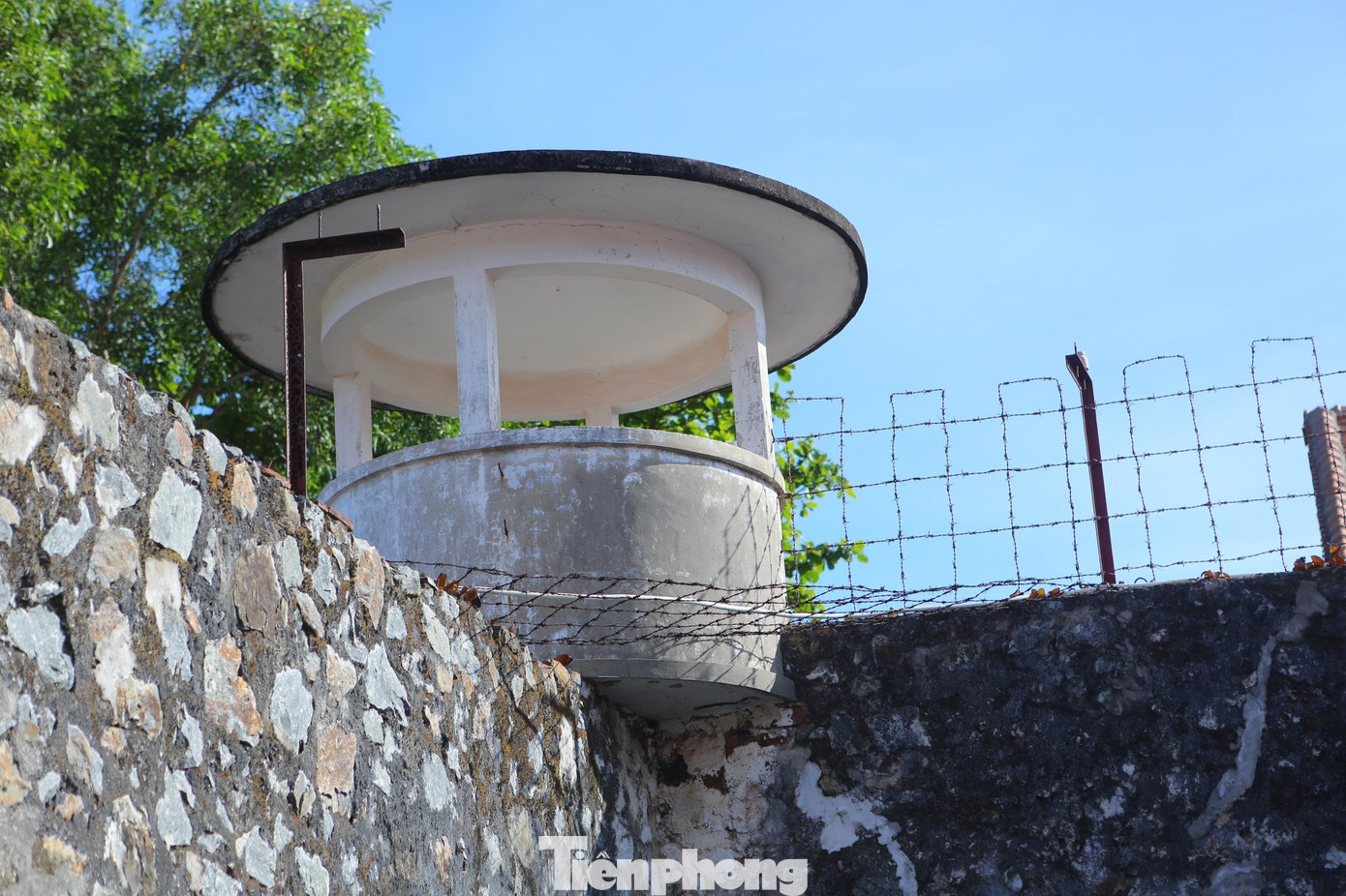 Nhà tù được bao bọc bởi những bức tường bằng đá cao và gắn với miếng thủy tinh sắc nhọn, dây thép gai. Để tránh người tù vượt ngục, bọn thực dân, đế quốc, tay sai xây dựng thêm vọng gác có lính được trang bị súng đạn canh chừng.