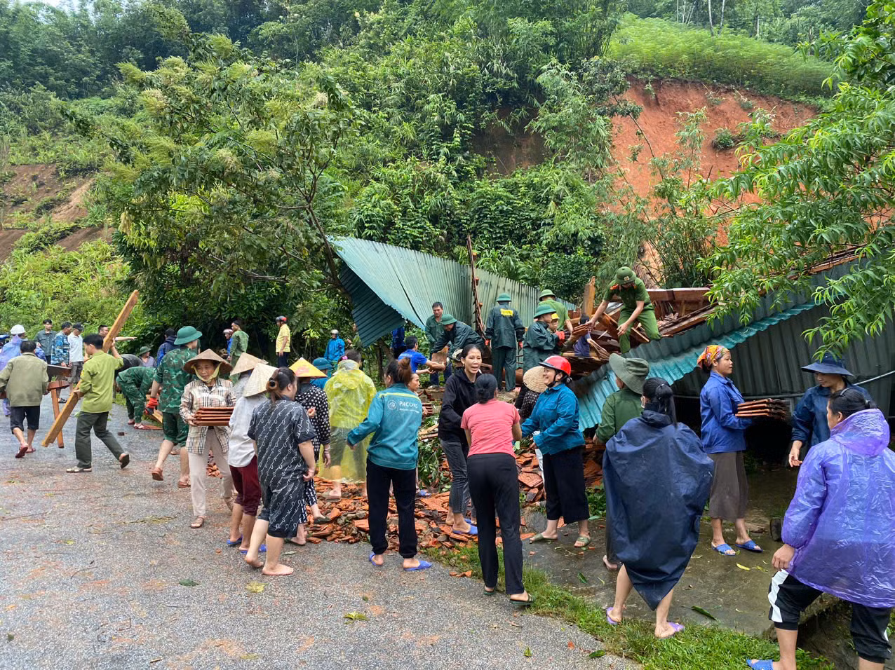 Tại huyện Quế Phong, ông Phan Trọng Dũng – Trưởng phòng Nông nghiệp và Phát triển Nông thôn huyện cho biết, sạt lở taluy dương, taluy âm đã khiến một nhà dân tại xã Thông Thụ bị sập hoàn toàn, ảnh hưởng nhà ở của 41 hộ dân với 186 nhân khẩu.