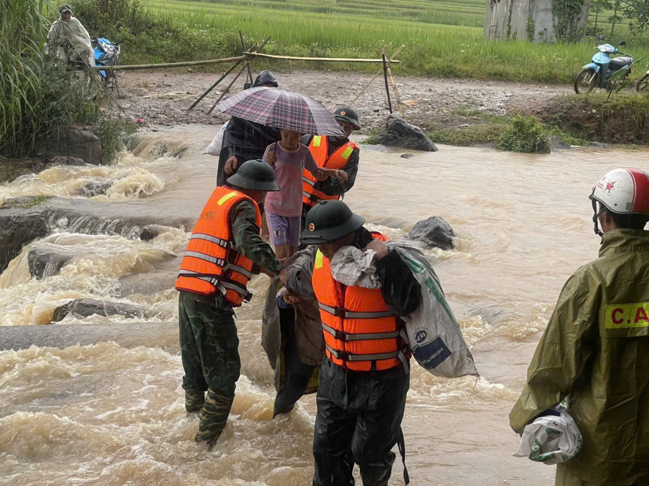 Lực lượng chức năng sơ tán người dân đến nơi an toàn.