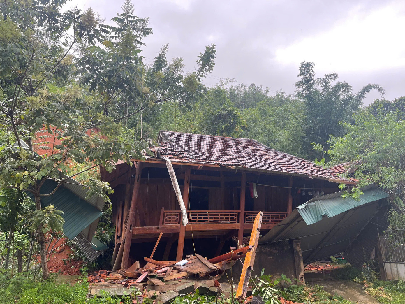 Sạt lở đất đang đe dọa người dân miền núi Nghệ An.