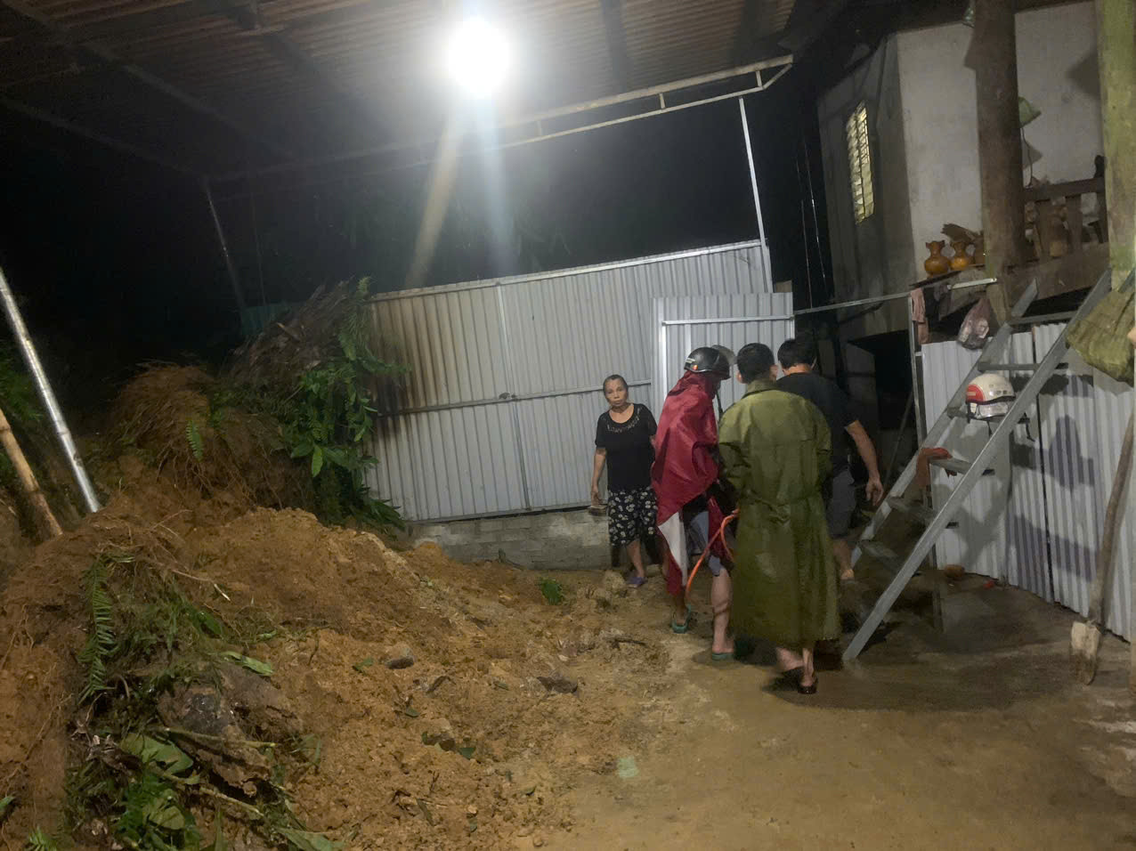 Đối với những hộ dân bị ảnh hưởng, UBND huyện Quế Phong đã khẩn cấp di dời người và tài sản đến nơi an toàn.