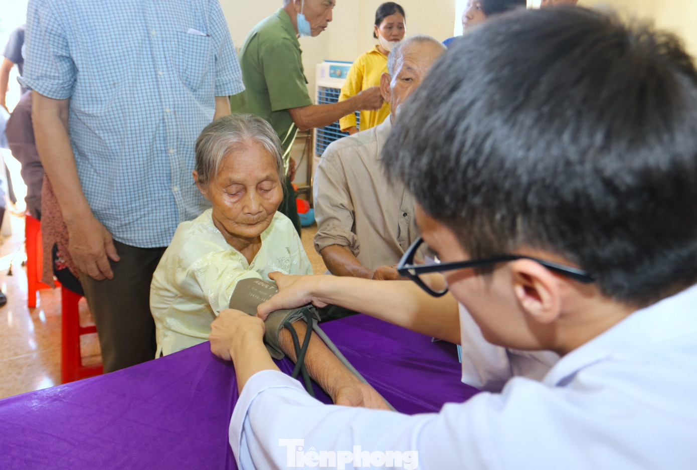 Các bác sĩ tiến hành đo huyết áp, test đường huyết cho người dân.