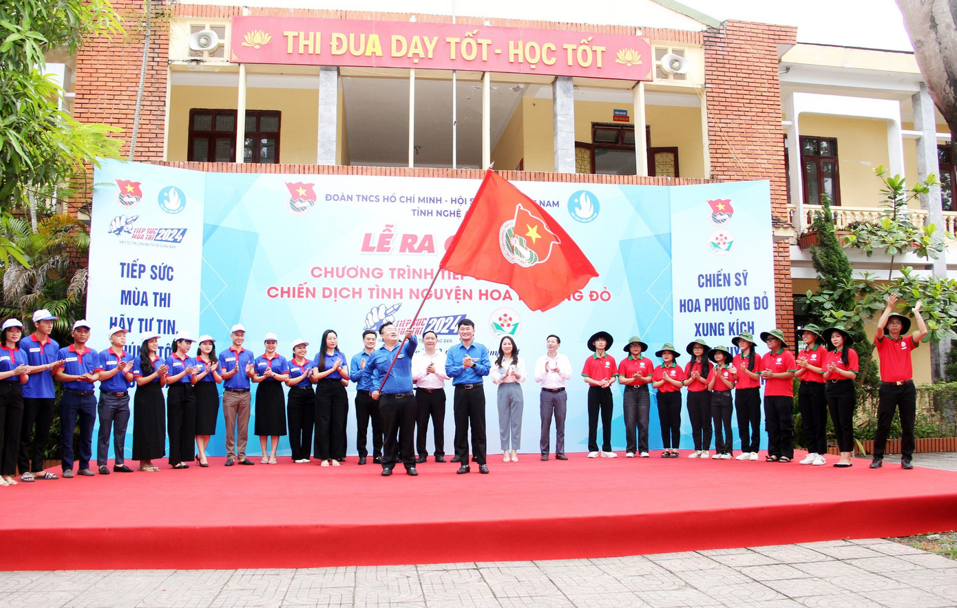 Nghi thức trao cờ quyết thắng khởi động Chương trình "Tiếp sức mùa thi", Chiến dịch "Hoa phượng đỏ" năm 2024.