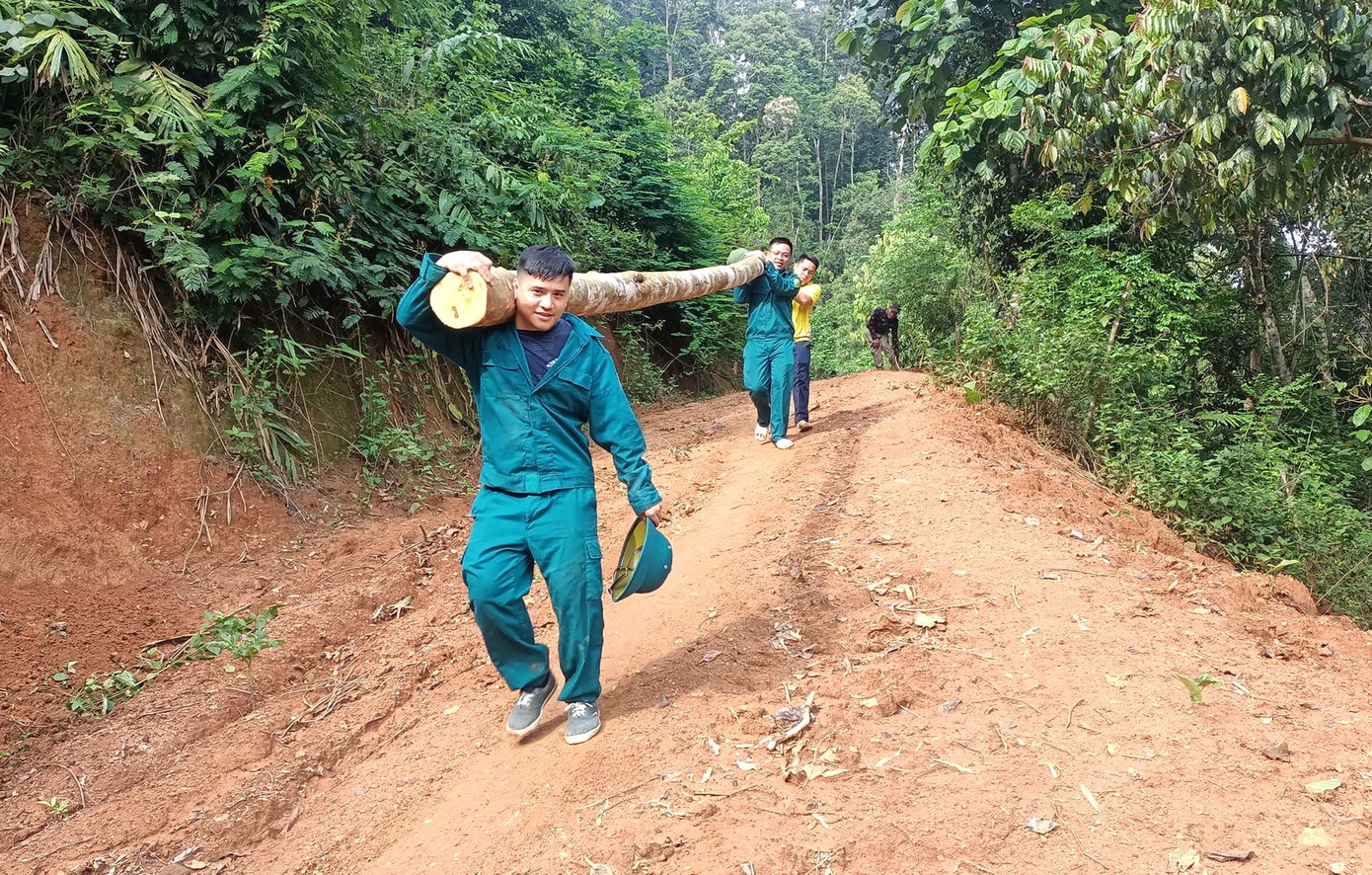Đoàn viên thanh niên, cán bộ xã và người dân vác nhiều cây gỗ lớn để làm cầu tạm cho bà con dân bản đi. Đoàn viên thanh niên, cán bộ xã và người dân vác nhiều cây gỗ lớn để làm cầu tạm cho bà con dân bản đi.