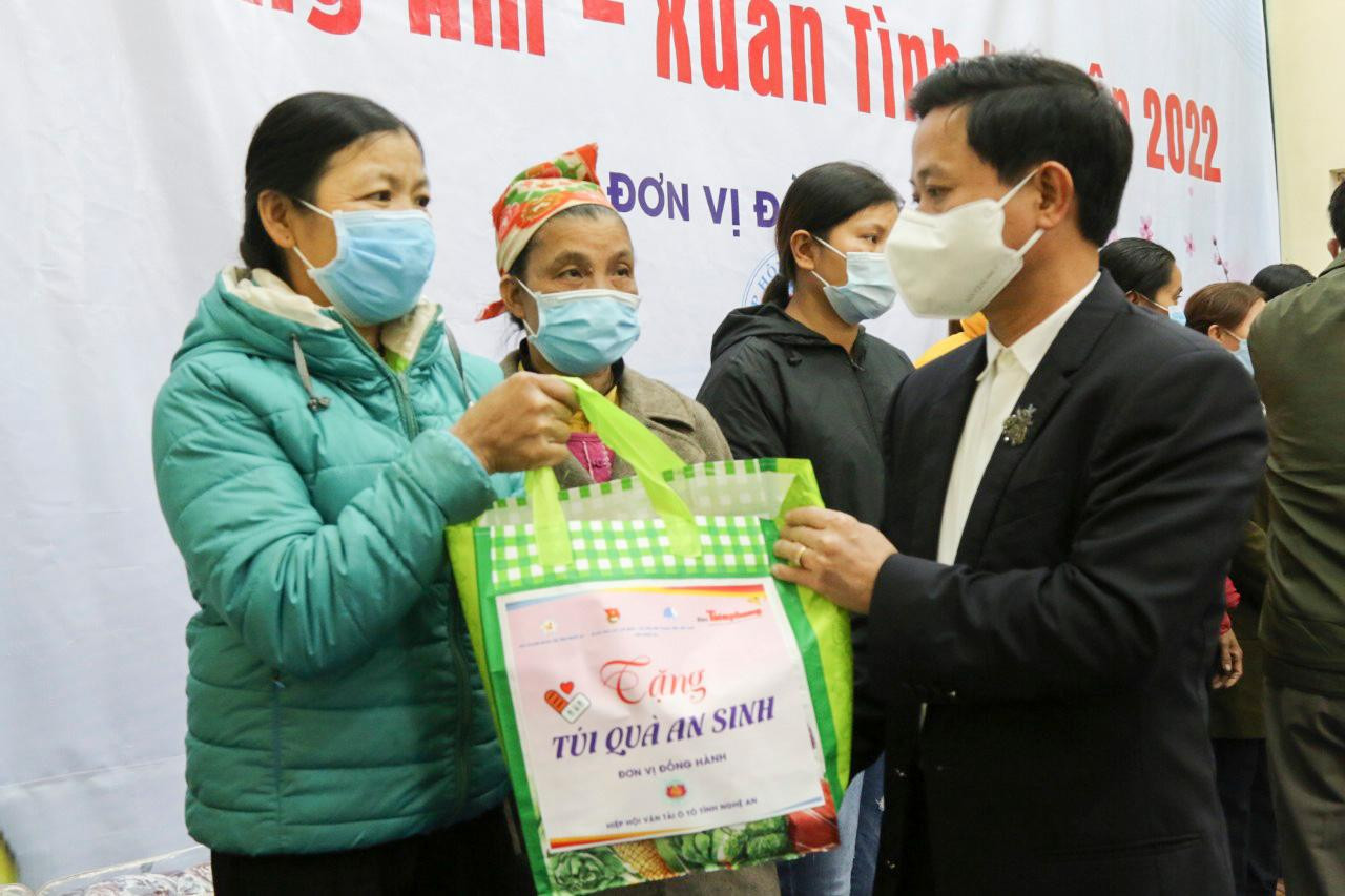 Ông Nguyễn Đàm Văn - Chủ tịch Hội Doanh nhân trẻ tỉnh Nghệ An trao tặng túi quà an sinh cho người dân có hoàn cảnh khó khăn ở xã Tiền Phong, huyện Quế Phong.
