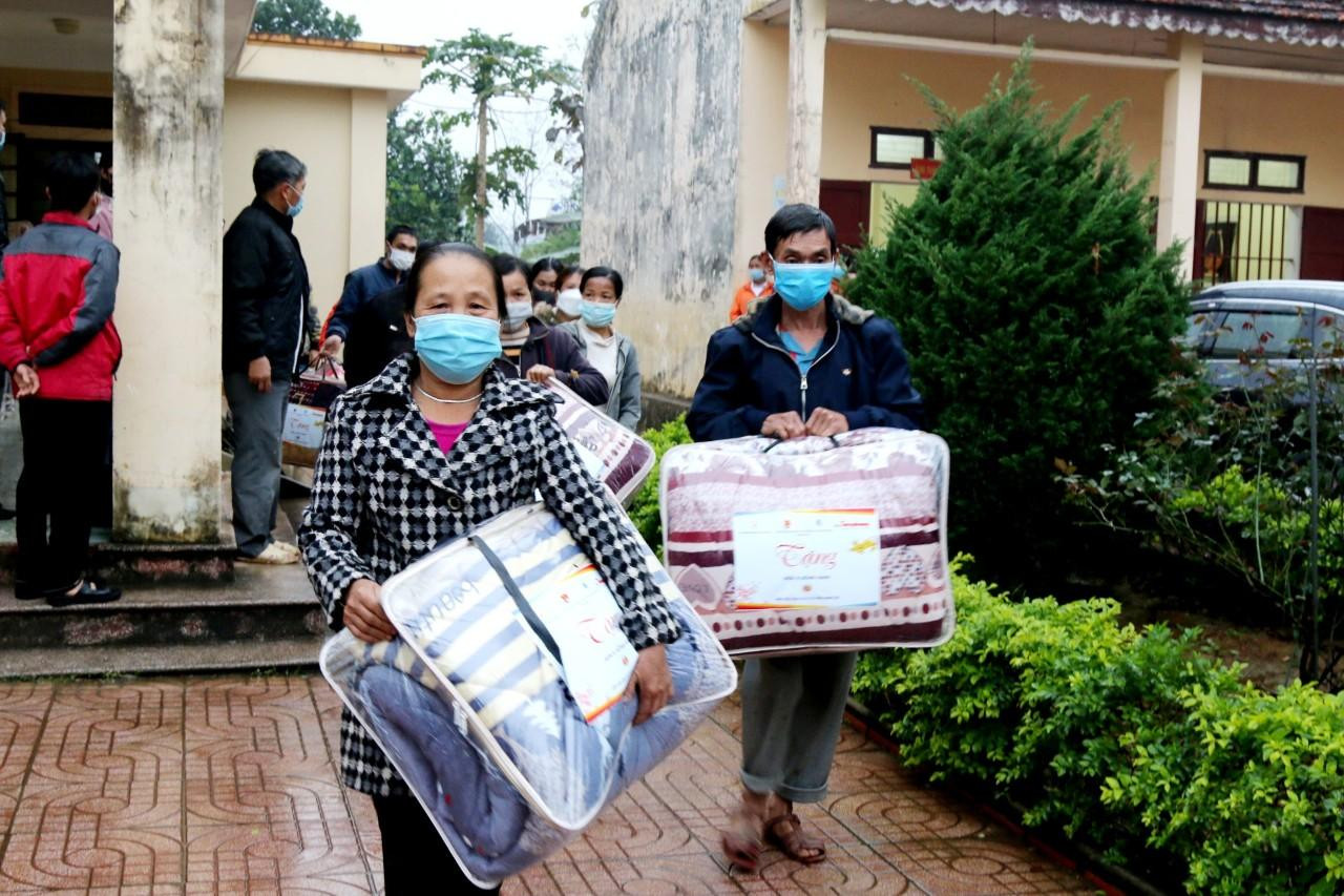 Niềm vui của người dân xã Tiền Phong, huyện Quế Phong (Nghệ An) khi đón nhận món quà của BTC chương trình. Mùa đông sẽ vơi bớt cái lạnh nơi miền biên viễn bởi những chiếc áo ấm, chăn ấm, đặc biệt là truyền thống "tương thân, tương ái" của xã hội với người nghèo. Trước đó, ngày 16/1, Tỉnh đoàn Nghệ An, báo Tiền Phong, Bộ Chỉ huy Bộ đội Biên phòng tỉnh Nghệ An, Công ty TNHH Bất động sản Nghệ Nhân đã tổ chức chương trình "Xuân ấm áp - Tết sẻ chia" tại xã Đoọc Mạy, huyện Kỳ Sơn, với tổng giá trị quà hơn 300 triệu đồng.