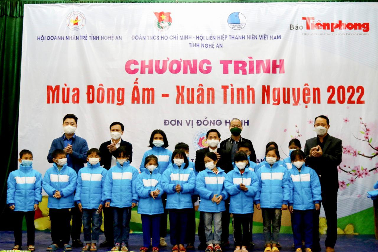 Tiền Phong là xã cửa ngõ của huyện biên giới Quế Phong có 10.243 nhân khẩu với 4 dân tộc anh em cùng sinh sống (Thái, Kinh, Khơ Mú, Thổ). Toàn xã còn 45% hộ nghèo, số hộ cận nghèo cao, một số thôn, bản giao thông khó khăn và chưa có điện.