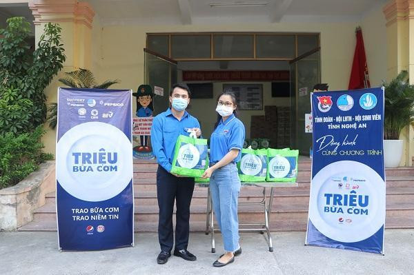 Anh Thái Minh Sỹ - Phó Bí thư Tỉnh đoàn, Phó Chủ tịch Thường trực Hội LHTN tỉnh Nghệ An trao các suất nhu yếu phẩm cho sinh viên các trường Đại học Y khoa Vinh, SPKT Vinh và Cao đẳng VHNT. Anh Thái Minh Sỹ - Phó Bí thư Tỉnh đoàn, Phó Chủ tịch Thường trực Hội LHTN tỉnh Nghệ An trao các suất nhu yếu phẩm cho sinh viên các trường Đại học Y khoa Vinh, SPKT Vinh và Cao đẳng VHNT.