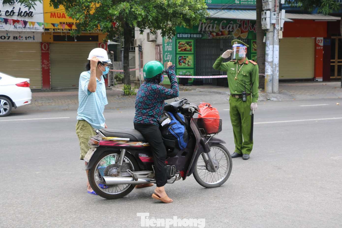 Người dân lưu thông trên đường đều phải có giấy tờ quy định của Ban Phòng chống dịch COVID-19 tỉnh Nghệ An. Hiện tại, thành phố Vinh đang được xem là "vùng đỏ" khi số ca nhiễm liên tục tăng, xuất hiện nhiều ca nhiễm trong cộng đồng.
