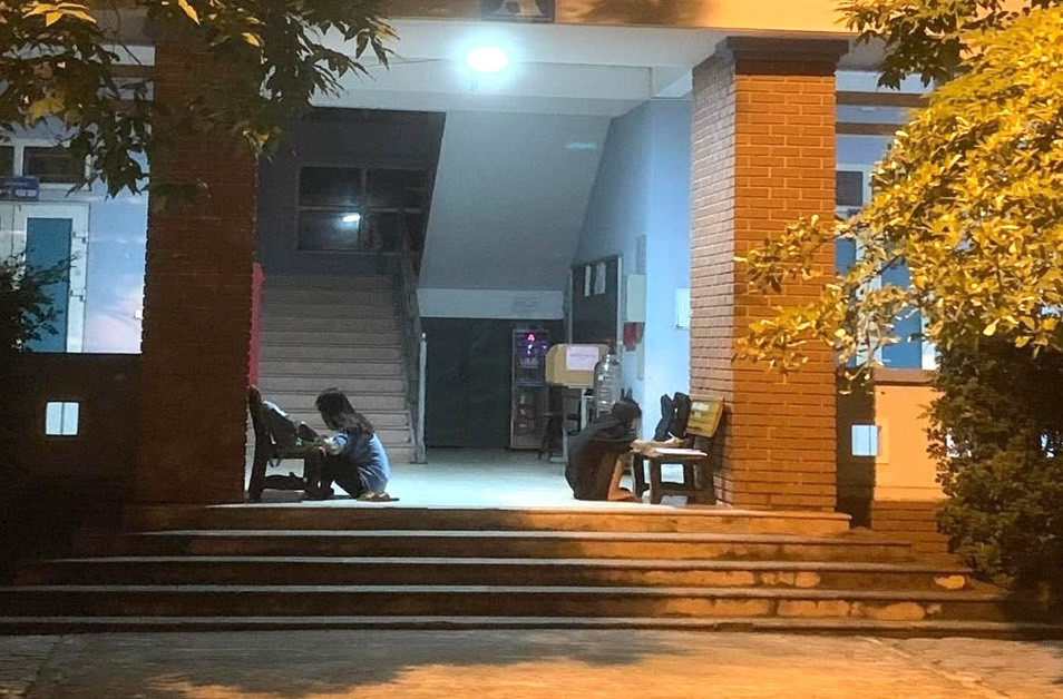 Những ngày tháng gần đến kỳ thi tốt nghiệp THPT 2023, khu ký túc của trường Phổ thông Dân tộc nội trú THPT số 2 tỉnh Nghệ An (trường nội trú 2) luôn đỏ sáng đèn điện. Bởi lúc nào các em học sinh lớp 12 cũng ôn thi đến 1-2h sáng mới đi ngủ.