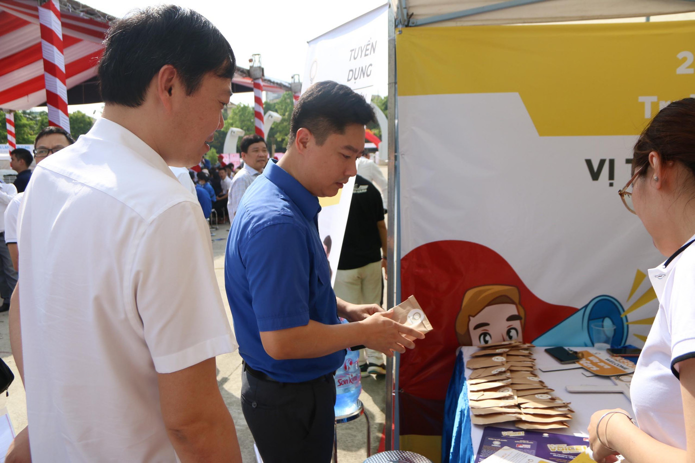 Cũng trong khuôn khổ của Chương trình, các bạn thanh niên, sinh viên được gặp gỡ và trao đổi với chuyên gia để có góc nhìn khách quan hơn trong vấn đề định hướng nghề nghiệp của mình; tổ chức tư vấn, giới thiệu việc làm, phỏng vấn tuyển dụng trực tiếp giữa doanh nghiệp và ứng viên tại các gian hàng tuyển dụng.