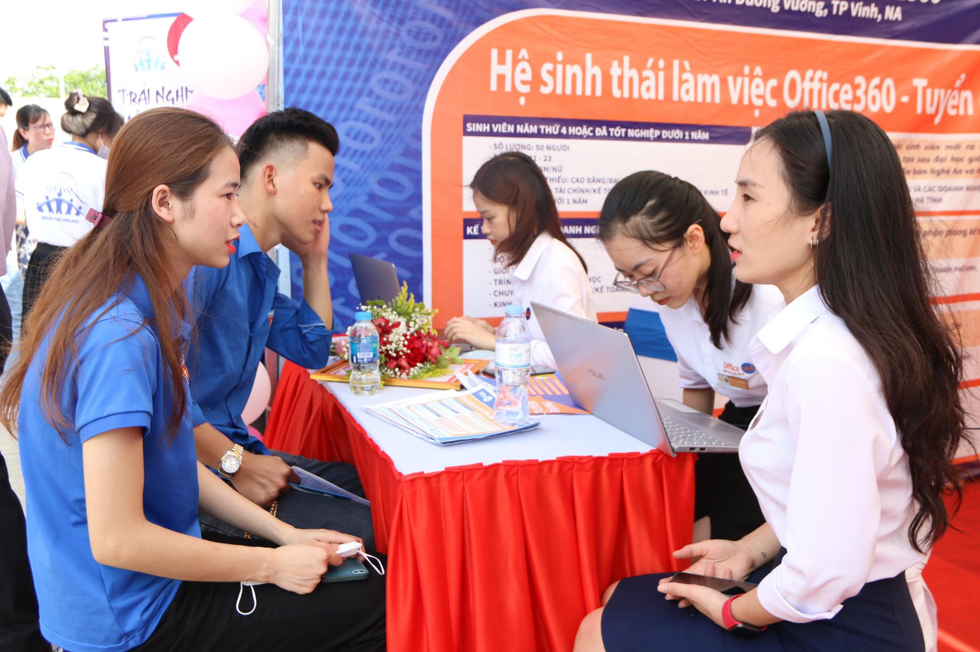 &quot;Chương trình “Ngày hội việc làm” năm 2022 là cơ hội giúp các bạn thanh niên, sinh viên được định hướng, được học hỏi và tiếp thu những xu hướng, tiềm năng nghề nghiệp, cách thức hội nhập doanh nghiệp và yêu cầu của các doanh nghiệp đối với ứng viên tìm việc. Trang bị và củng cố những kiến thức, kỹ năng, kinh nghiệm cho các bạn thanh niên, sinh viên bước vào con đường khởi nghiệp, lập nghiệp, tìm kiếm việc làm trong tương lai&quot;, anh Lê Văn Lương - Ủy viên BCH T.Ư Đoàn, Bí thư Tỉnh Đoàn Nghệ An chia sẻ.