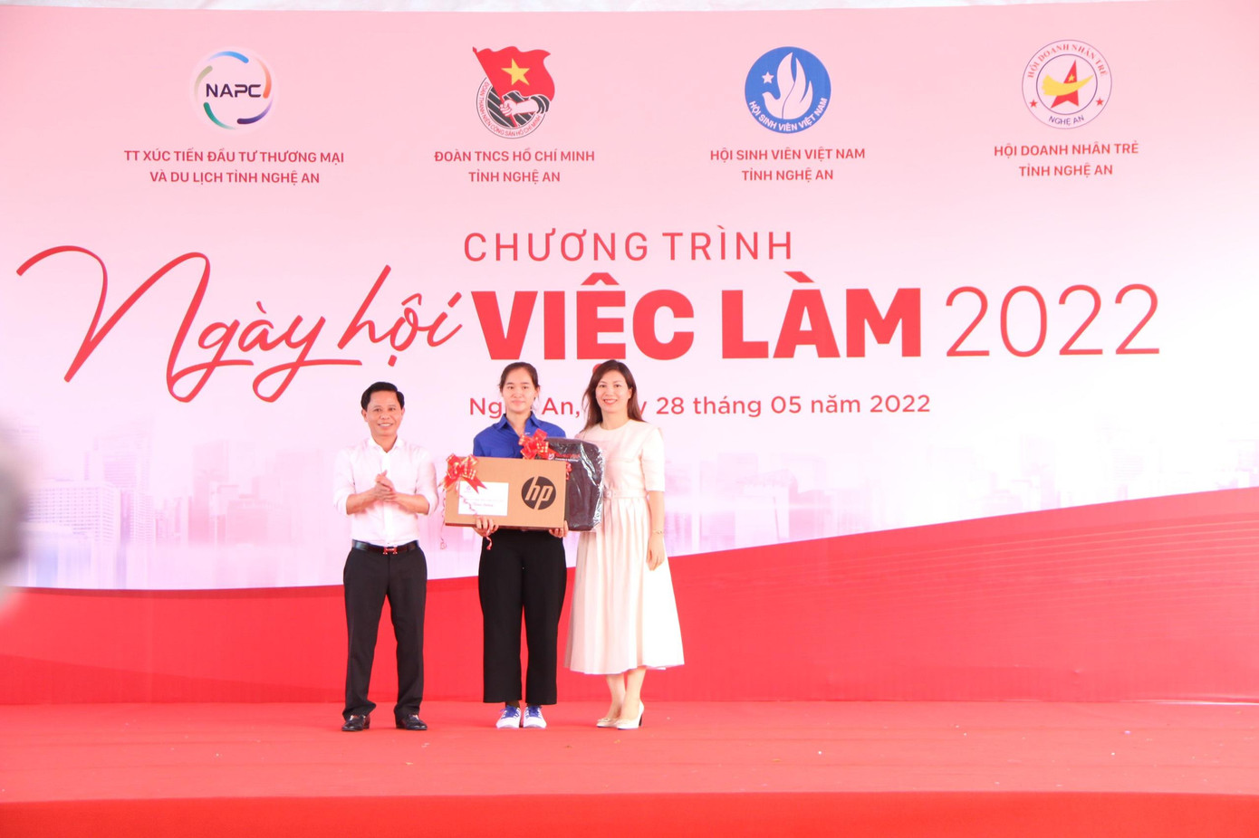 Tại Chương trình, Ban tổ chức đã tặng 20 suất quà cho 20 em sinh viên có hoàn cảnh khó khăn; tặng 1 suất quà là một máy tính xách tay trị giá 14 triệu đồng cho 1 bạn sinh viên có hoàn cảnh đặc biệt khó khăn, vươn lên học tập tốt.