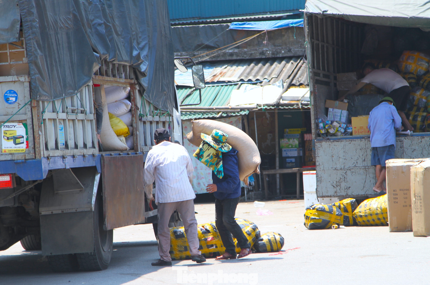 Tại Chợ bến xe Vinh, ghi nhận lúc 12h trưa, nhiều lao động vẫn miệt mài làm việc dưới cái nắng gay gắt.