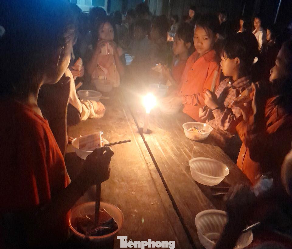 Để tổ chức dạy học môn tiếng Anh và tin học cho HS lớp 3 theo chương trình mới từ năm học 2022 - 2023 hiệu quả, Phòng Giáo dục và đào tạo huyện Kỳ Sơn (Nghệ An) cũng đã gom học sinh từ lớp 3-5 ở các điểm trường lẻ về để học từ đầu năm học 2021-2022. Tuy nhiên, hiện nhiều trường học trên địa bàn chưa được công nhận là trường bán trú, nên không có cơ sở vật chất phục vụ ở bán trú cho học sinh. Thậm chí, hiện nhiều trường còn chưa có điện lưới khiến việc dạy và học của thầy trò vùng cao này gặp vô vàn khó khăn. Để tổ chức dạy học môn tiếng Anh và tin học cho HS lớp 3 theo chương trình mới từ năm học 2022 - 2023 hiệu quả, Phòng Giáo dục và đào tạo huyện Kỳ Sơn (Nghệ An) cũng đã gom học sinh từ lớp 3-5 ở các điểm trường lẻ về để học từ đầu năm học 2021-2022. Tuy nhiên, hiện nhiều trường học trên địa bàn chưa được công nhận là trường bán trú, nên không có cơ sở vật chất phục vụ ở bán trú cho học sinh. Thậm chí, hiện nhiều trường còn chưa có điện lưới khiến việc dạy và học của thầy trò vùng cao này gặp vô vàn khó khăn.