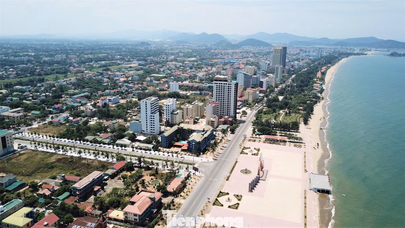 Phố biển Cửa Lò sẽ sáp nhập vào thành phố Vinh. Phố biển Cửa Lò sẽ sáp nhập vào thành phố Vinh.