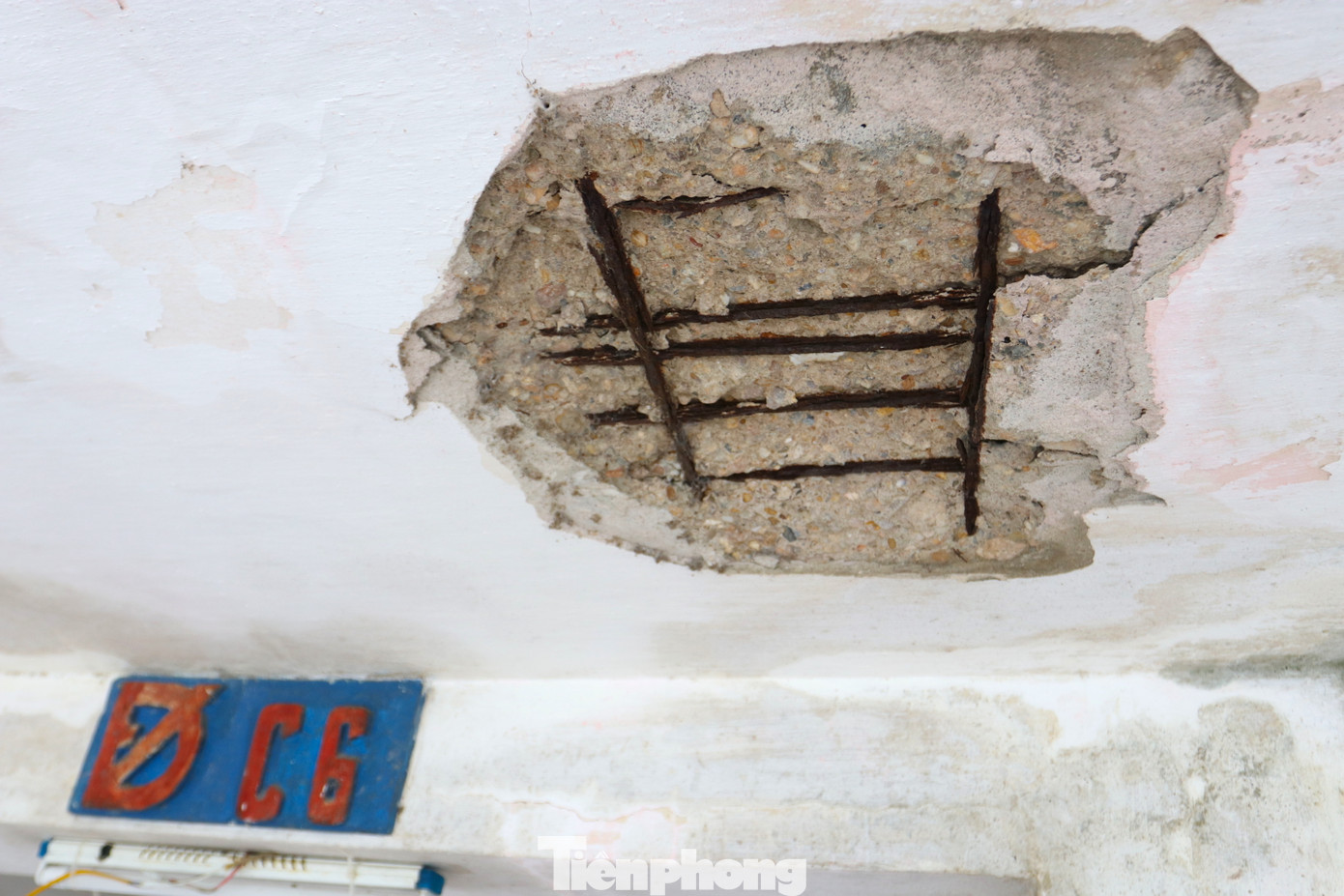 Nhiều vị trí của tòa chung cư xuống cấp, những mảng trần bị rơi vỡ lộ cả những thanh thép gỉ sét.