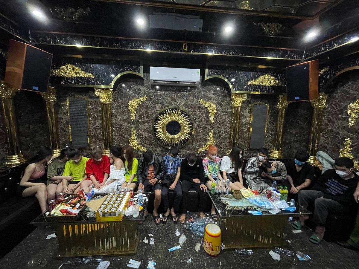 Nhóm "nam thanh, nữ tú" bị bắt quả tang đang "bay lắc" trong quán karaoke