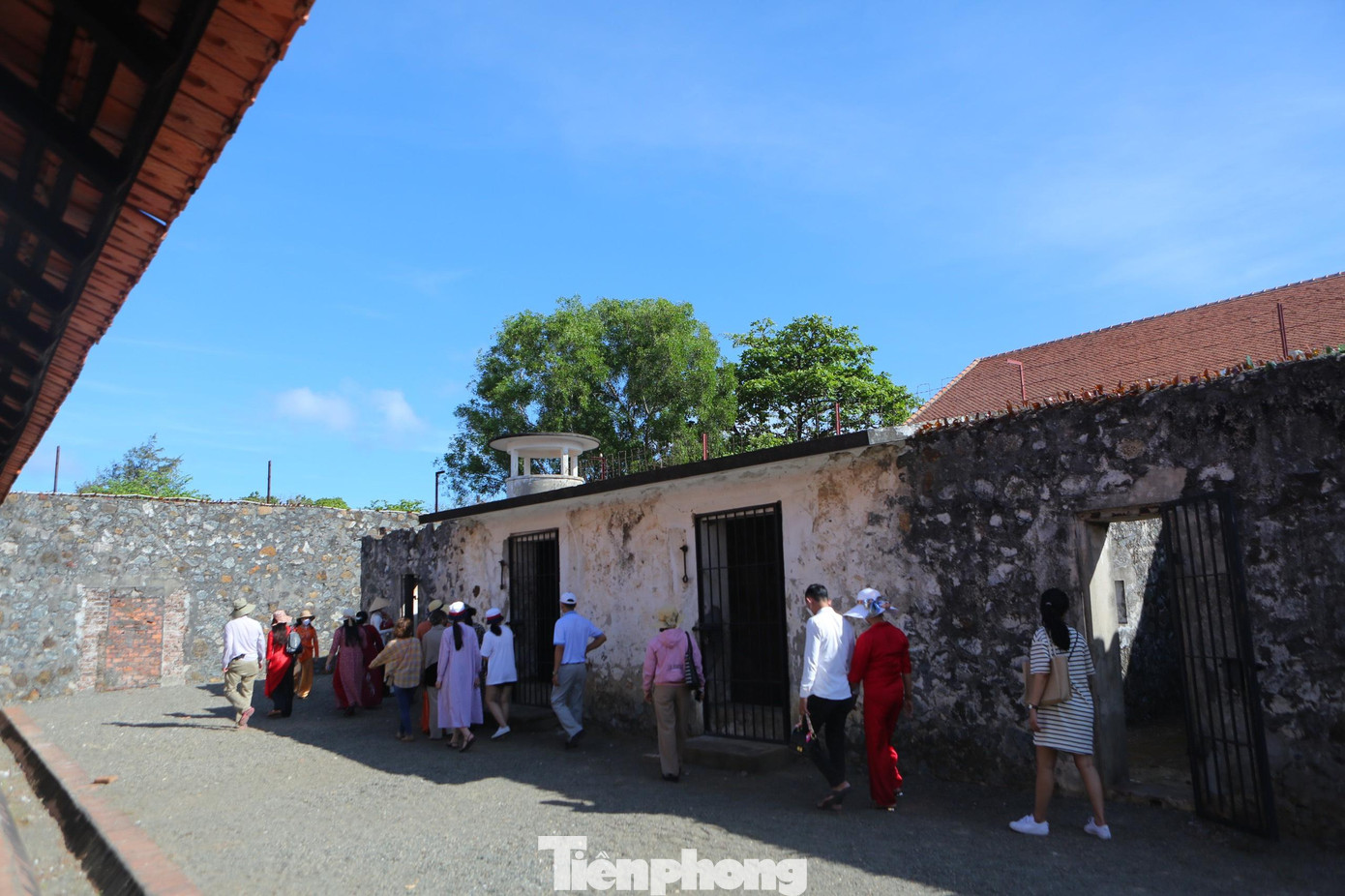 Chiến tranh đã lùi xa, hàng vạn người đã ngã xuống, và nhà tù Côn Đảo là chứng tích lịch sử để thế hệ sau hiểu rõ về ý chí quật cường, trung kiên của bậc cha ông trong cuộc đấu tranh giành độc lập dân tộc.