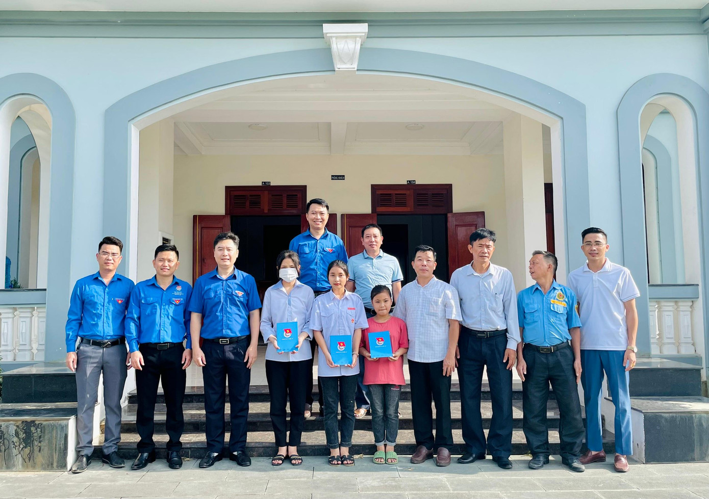 Đoàn công tác cũng đã thăm linh mục, Hội đồng mục vụ giáo họ Khoa Trường, giáo xứ Bố Sơn, xã Nghi Vạn, trao tặng 5 suất quà cho các em học sinh có hoàn cảnh khó khăn trong giáo xứ.