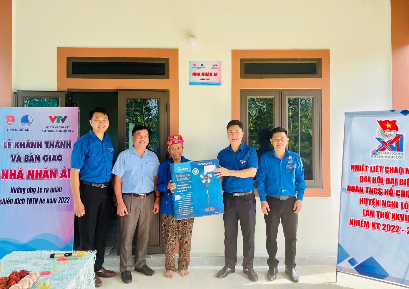 Nằm trong chuỗi hoạt động, Đoàn đã đến tham dự lễ khánh thành và bàn giao Nhà nhân ái, tặng quà cho gia đình bà Hoàng Thị Tư là vợ liệt sỹ Nguyễn Thế Tư tại xã Nghi Mỹ, huyện Nghi Lộc.