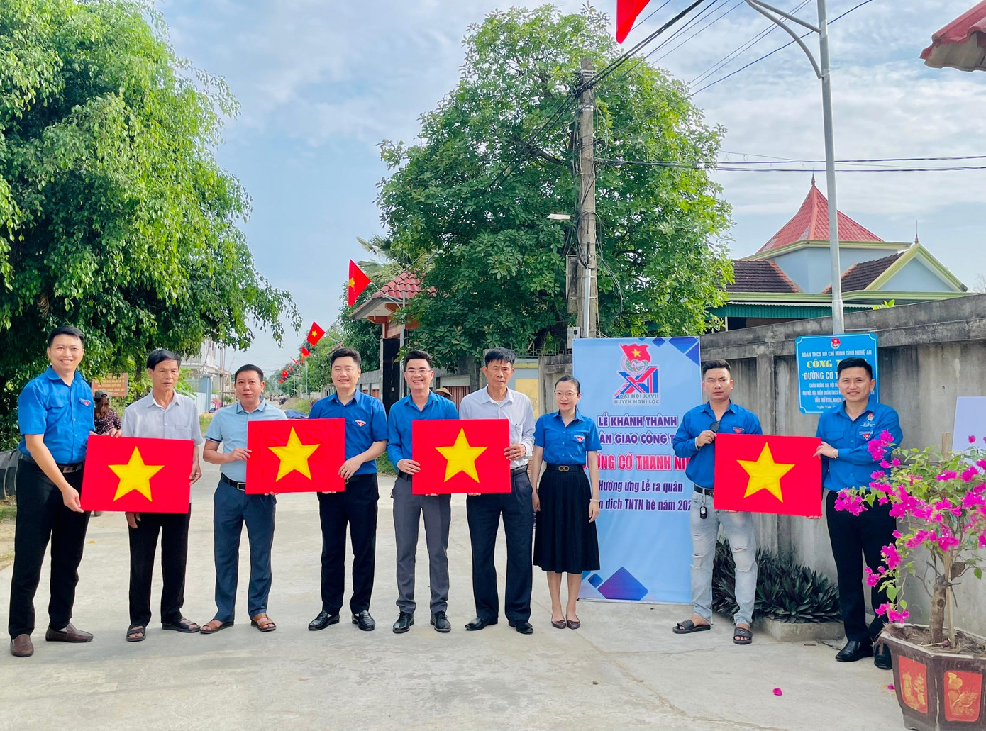 Nằm trong chuỗi các hoạt động hưởng ứng Lễ ra quân Chiến dịch Thanh niên tình nguyện hè 2022 của Trung ương Đoàn TNCS Hồ Chí Minh, anh Lê Văn Lương - Uỷ viên BCH T.Ư Đoàn, Bí thư Tỉnh đoàn Nghệ An đã đến tham dự Lễ khánh thành và bàn giao công trình “Đường cờ thanh niên” dài hơn 600m tại xóm Tân Sơn, xã Nghi Vạn, huyện Nghi Lộc.