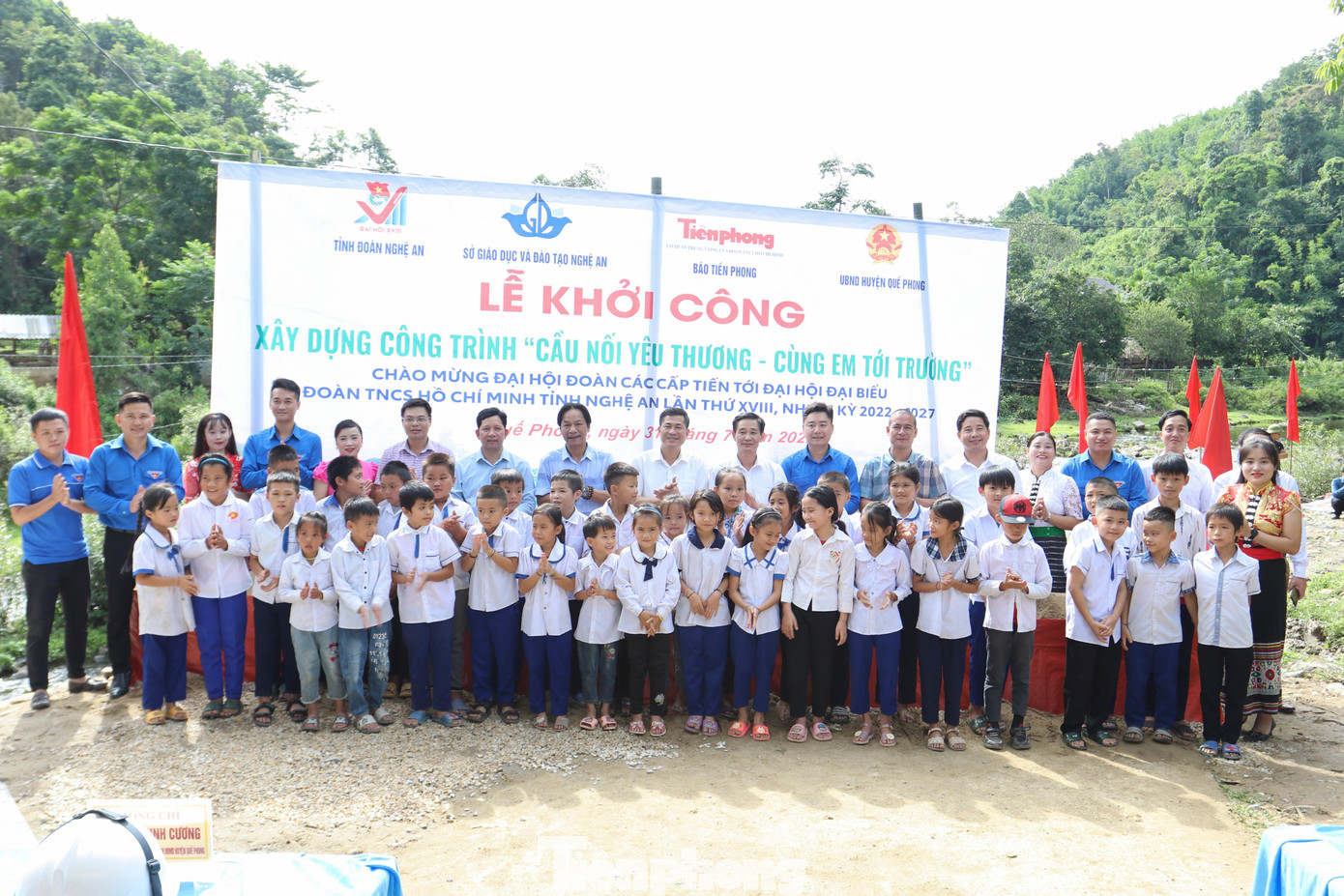 Em Lang Bảo Khanh chia sẻ: “Mỗi lần nước thượng nguồn đổ về nhiều, suối dâng cao, chúng em không thể đến trường nhưng có cây cầu thì em và các bạn sẽ chuyên cần tới lớp, học tập thật ngoan”. Trong ảnh: Đại biểu cùng người dân, giáo viên, học sinh bản Khủn Na chụp hình lưu niệm.