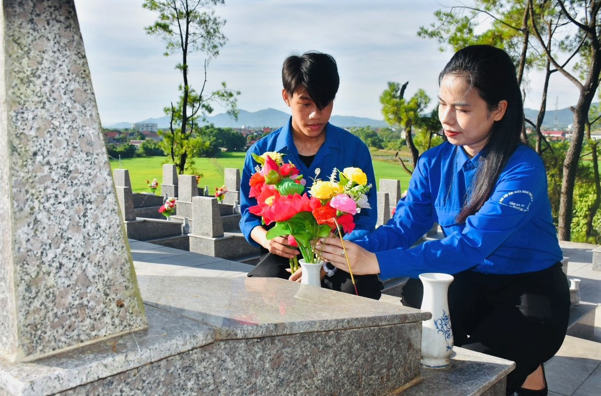 Chị Nguyễn Ny Hương - Bí thư Tỉnh Đoàn Hà Tĩnh cho biết, những công trình, việc làm ý nghĩa của Chiến dịch Thanh niên tình nguyện hè 2023 thể hiện động lực thôi thúc tuổi trẻ Hà Tĩnh không ngừng nỗ lực tỏa sắc xanh của màu áo tình nguyện và chung sức xây dựng quê hương giàu đẹp, văn minh.