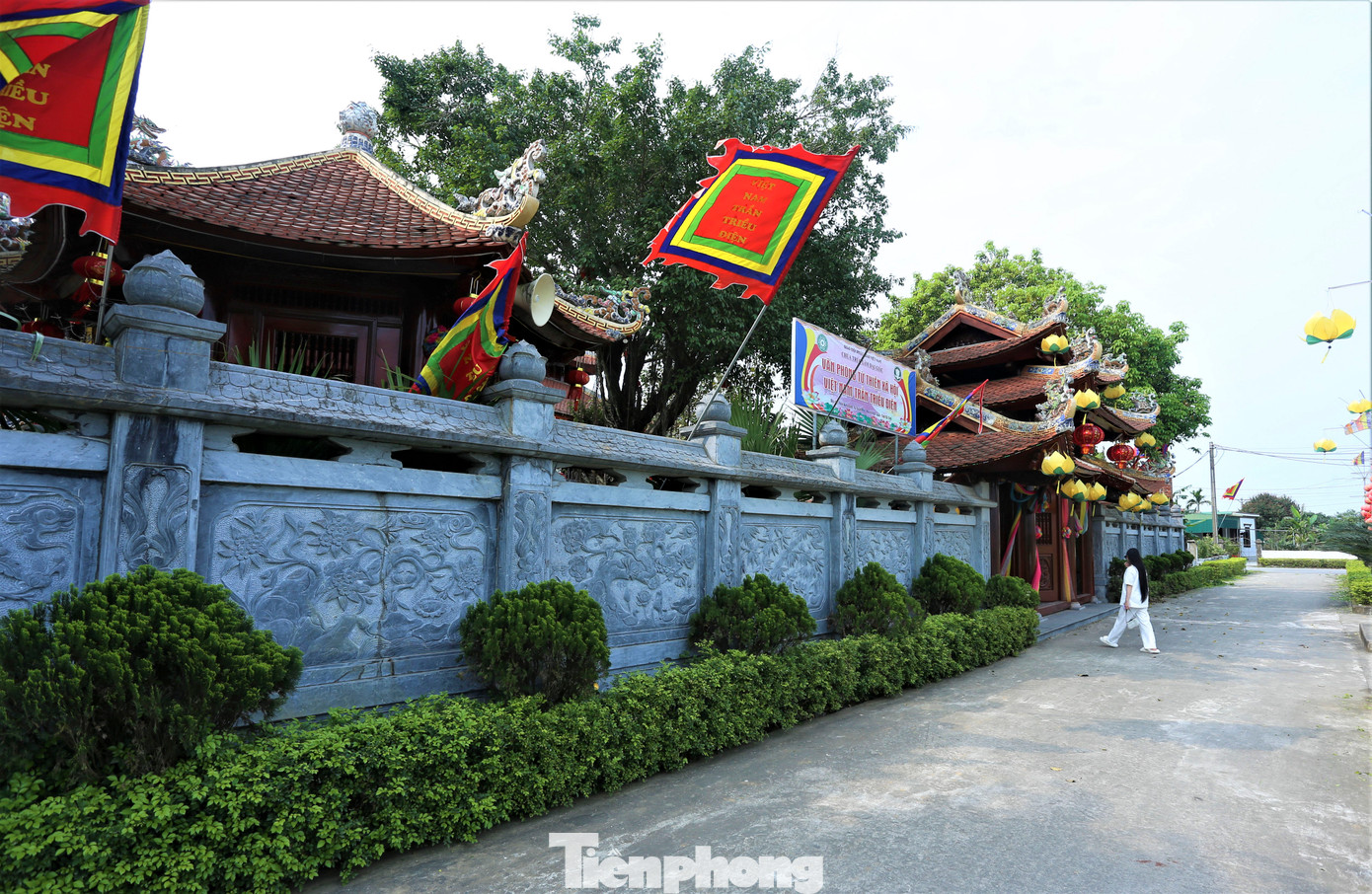 Cổng Tam quan (Đại Tiền Môn) cấu trúc bằng gỗ, được lợp mái ngói đao cong, long phượng đắp nổi uốn lượn ngoảnh mặt ra cánh đồng. Năm 2016, công trình này hoàn thành, được bàn giao cho ban chấp hành họ Trần ở Hà Tĩnh quản lý.