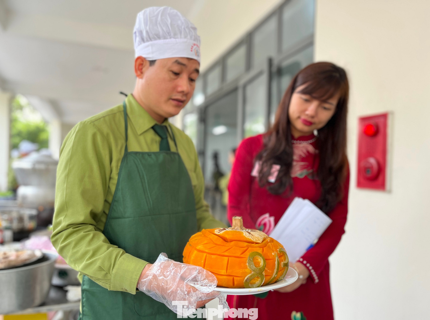 Sau khi nấu xong, các món ăn sẽ được đưa vào trình bày vào mâm để chuẩn bị cho Ban giám khảo chấm điểm. Sau khi nấu xong, các món ăn sẽ được đưa vào trình bày vào mâm để chuẩn bị cho Ban giám khảo chấm điểm.