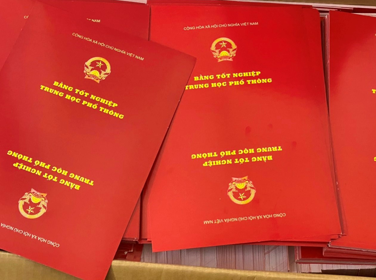 Nhiều bằng cấp, giấy tờ và con dấu giả bị thu giữ.