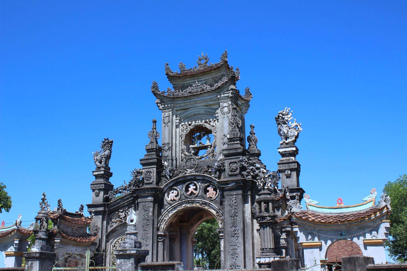 Phủ Đàng Cao có nét đẹp độc đáo trong kiến trúc, cân xứng, hài hòa trong bố cục, thẩm mỹ đã làm nên vẻ đẹp riêng hiếm có. Phủ đã được công nhận là Di tích Lịch sử - Nghệ thuật cấp tỉnh năm 2013. Phủ Đàng Cao có nét đẹp độc đáo trong kiến trúc, cân xứng, hài hòa trong bố cục, thẩm mỹ đã làm nên vẻ đẹp riêng hiếm có. Phủ đã được công nhận là Di tích Lịch sử - Nghệ thuật cấp tỉnh năm 2013.