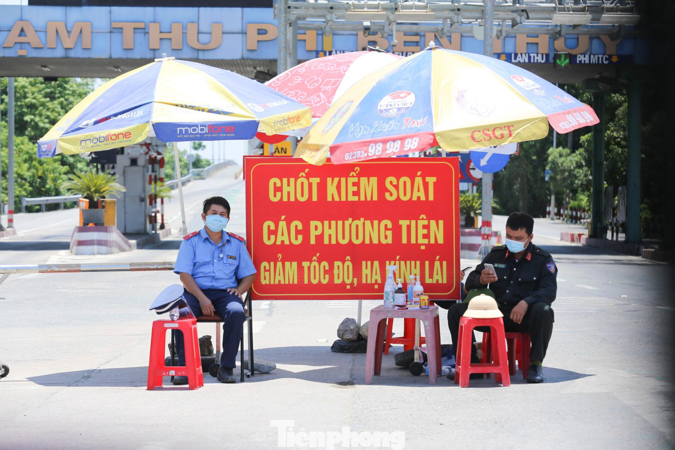 Phút nghỉ ngơi hiếm hoi dưới trời trưa nắng nóng của lực lượng làm nhiệm vụ tại chốt kiểm soát Cầu Bến Thủy 1. Hiện toàn tỉnh Nghệ An ghi nhận 876 BN mắc COVID-19, trong đó, thành phố Vinh ghi nhận 216 BN. Phút nghỉ ngơi hiếm hoi dưới trời trưa nắng nóng của lực lượng làm nhiệm vụ tại chốt kiểm soát Cầu Bến Thủy 1. Hiện toàn tỉnh Nghệ An ghi nhận 876 BN mắc COVID-19, trong đó, thành phố Vinh ghi nhận 216 BN.