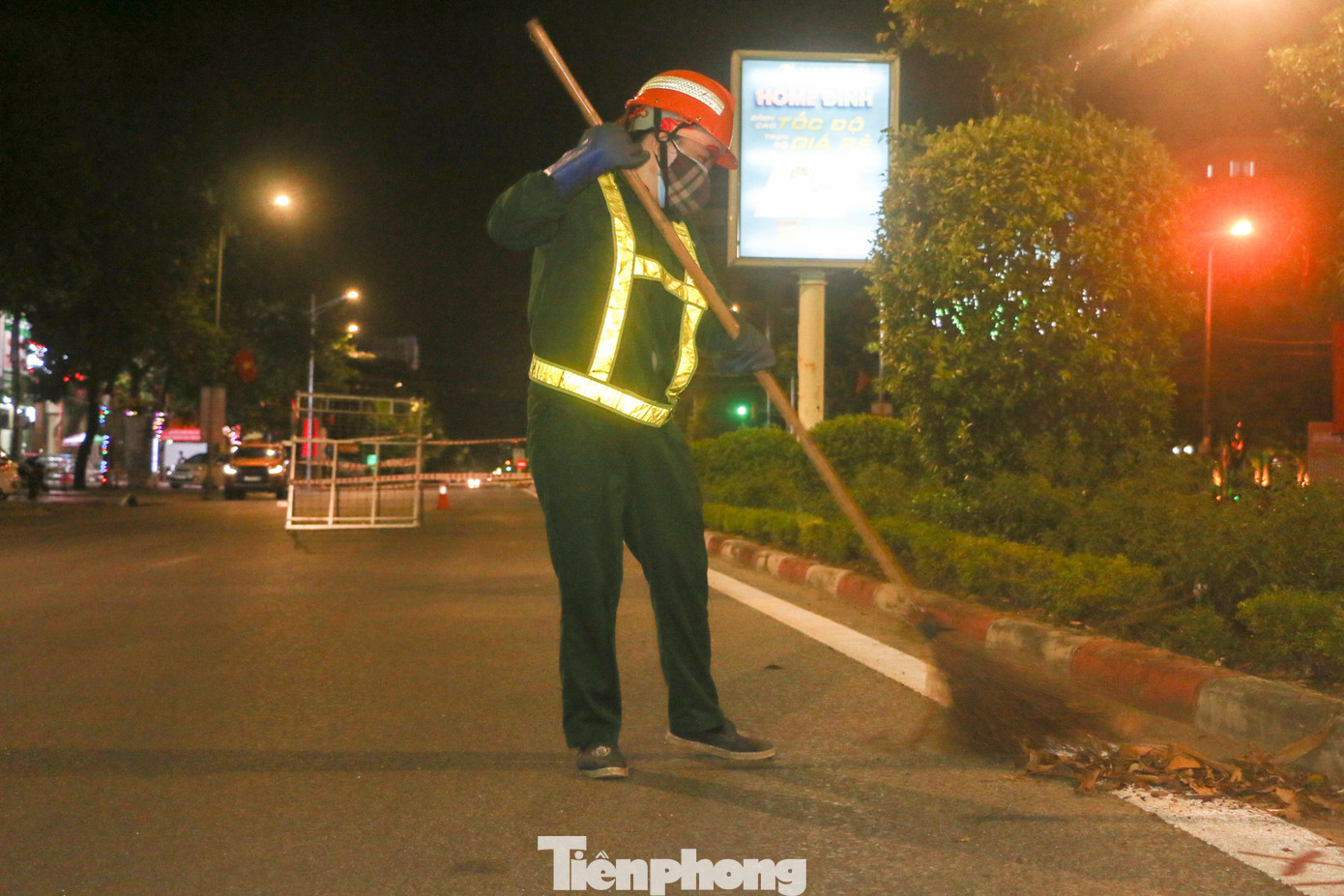 Chị Nguyễn Thị Tâm (SN 1989, quê ở xã Hưng Long, huyện Hưng Nguyên, Nghệ An) cho hay, làm việc trong điều kiện đặc thù, thường xuyên phải tiếp xúc với chất bẩn, độc hại nên vấn đề bảo hộ được đặt lên hàng đầu. Dịch COVID-19 bùng phát tại thành phố Vinh đã lâu nhưng chị Tâm chưa được tiêm vắc xin, theo lịch đến ngày 1/9, chị Tâm sẽ được tiêm mũi vắc xin đầu tiên. Chị Nguyễn Thị Tâm (SN 1989, quê ở xã Hưng Long, huyện Hưng Nguyên, Nghệ An) cho hay, làm việc trong điều kiện đặc thù, thường xuyên phải tiếp xúc với chất bẩn, độc hại nên vấn đề bảo hộ được đặt lên hàng đầu. Dịch COVID-19 bùng phát tại thành phố Vinh đã lâu nhưng chị Tâm chưa được tiêm vắc xin, theo lịch đến ngày 1/9, chị Tâm sẽ được tiêm mũi vắc xin đầu tiên.