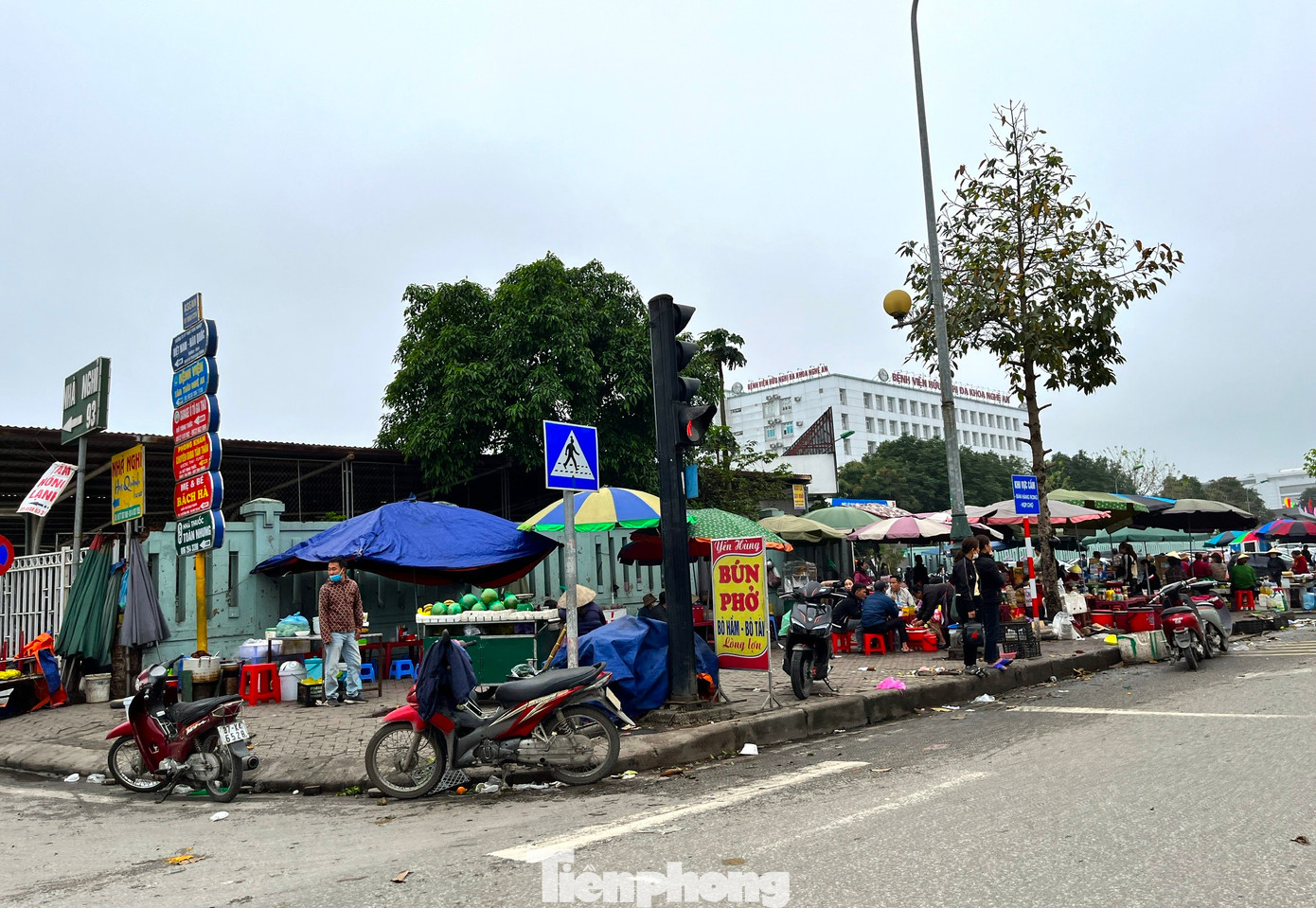 Các quán hàng rong trước khu vực cổng vào Bệnh viện hữu nghị đa khoa Nghệ An tạo nên cảnh tượng lộn xộn, nhếch nhác.