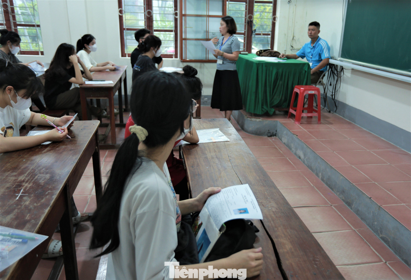 Cán bộ coi thi phổ biến quy chế thi cho thí sinh và nhắc nhở thời gian dự thi và yêu cầu thí sinh không mang các thiết bị, tài liệu trước khi vào phòng.