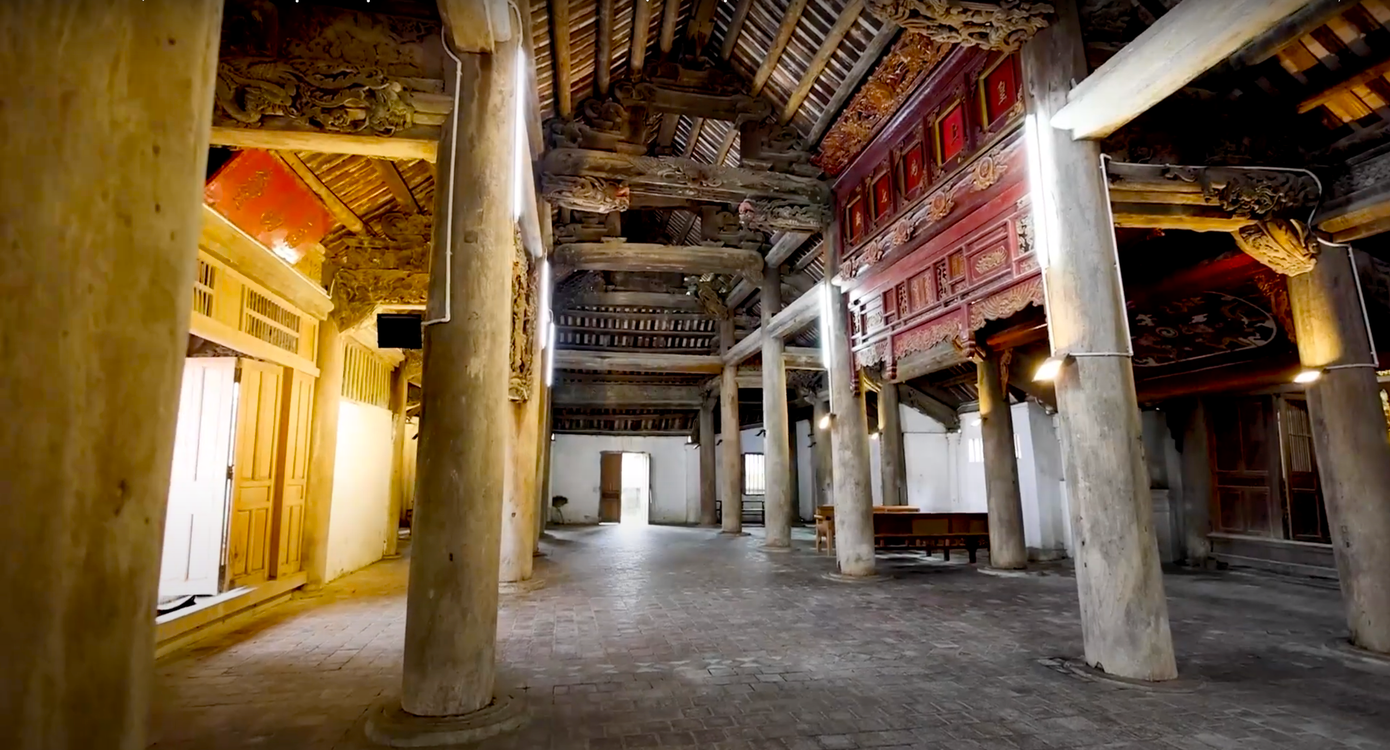 Ngôi đình rộng khoảng 150 m2 với 5 gian chính, 2 chái, 8 vì, 32 cột.