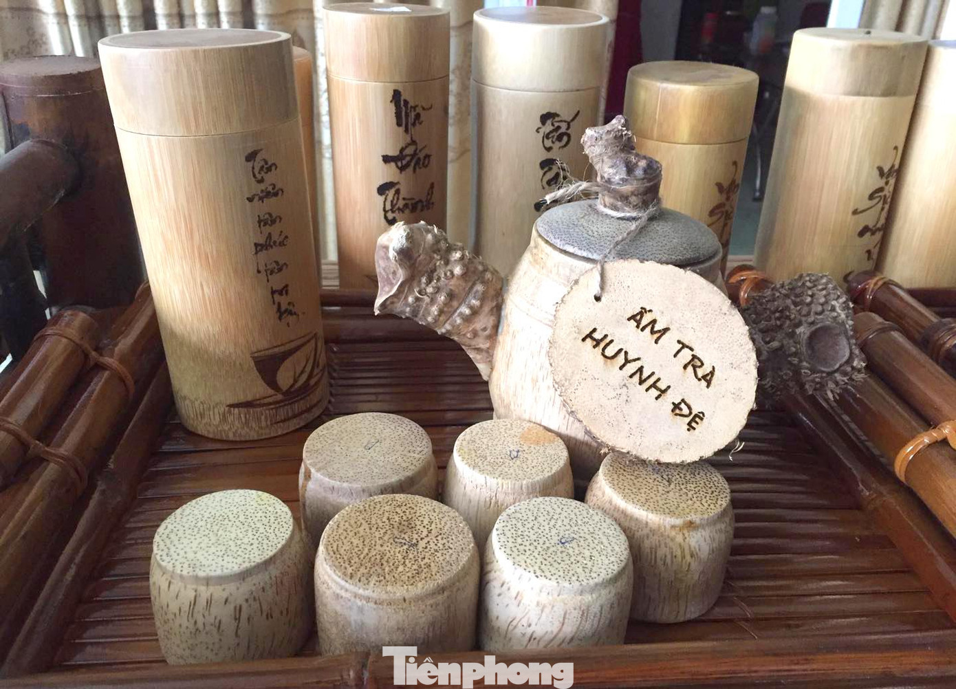 “Một chuyến đi từ thiện vào vùng lõi vườn quốc gia Pù Mát - nơi có đông tộc người Đan Lai sinh sống, tôi thấy cuộc sống của họ đang còn khốn khó. Tộc người lại sống khép kín nên rất lạc hậu. Lúc đó, tôi để ý thấy 3 người Đan Lai bị dị tật ở chân nhưng đôi bàn tay của họ rất khéo léo đang ngồi đan rổ rá. Tôi liền thuyết phục họ mạnh dạn thoát khỏi "chốn thâm sơn cùng cốc", ra xưởng của tôi làm việc, ra với thế giới văn minh để có cuộc sống tốt hơn. Ấy vậy mà tôi phải ngồi rất lâu mới thuyết phục được họ về làm việc cho mình”, anh Tiến nói.