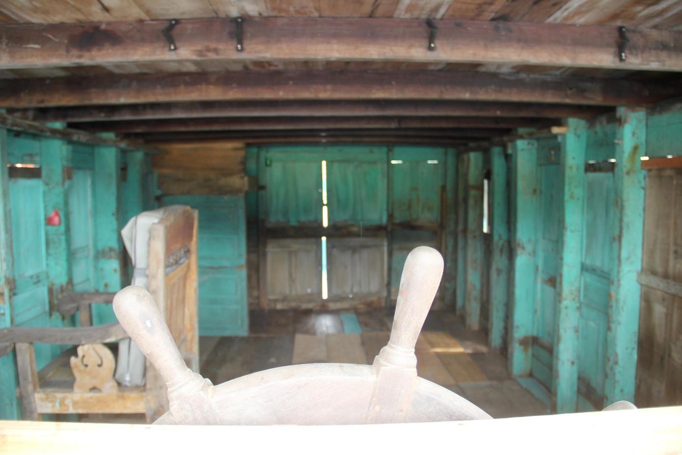 Thậm chí một số thuyền chỉ còn lại mỗi “vỏ” bởi ngư cụ, đồ đạc trên thuyền đã được ngư dân mang về nhà. Thậm chí một số thuyền chỉ còn lại mỗi “vỏ” bởi ngư cụ, đồ đạc trên thuyền đã được ngư dân mang về nhà.