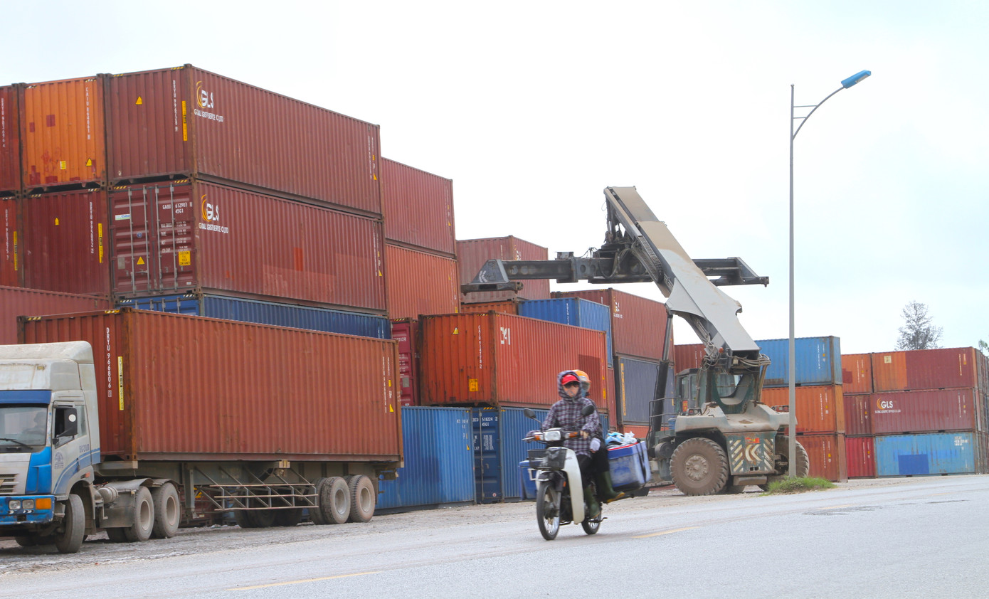“Khi xuống làm việc thì họ cho container lùi vào trong nhưng hôm sau lại đầy ra vì lượng container của họ quá nhiều trong khi bến bãi thì thiếu”, ông Cường nói.