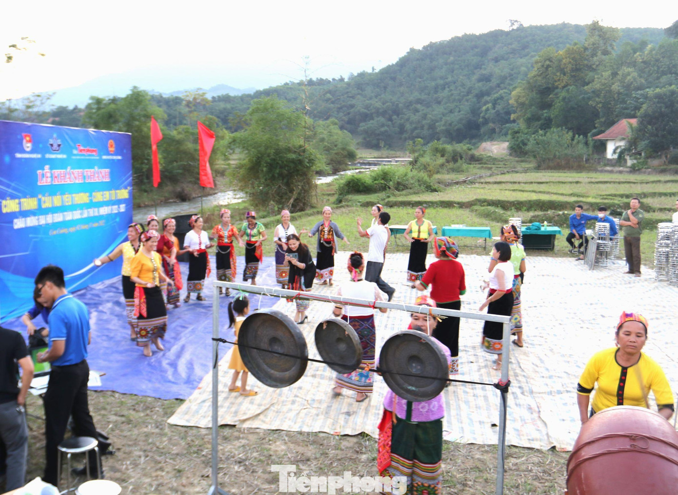 Những điệu nhảy sạp, điệu múa, điệu xòe trong tiếng cồng chiêng rộn rã của người dân bản Tổng Chai, xã Chi Khê, (huyện Con Cuông) mừng ngày khánh thành cầu.