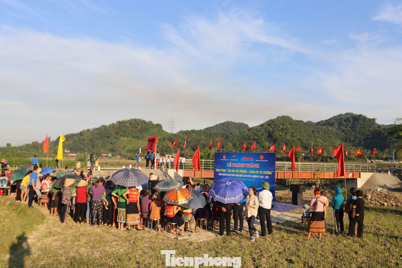 Sau gần 3 tháng thi công, cầu dân sinh “Cầu nối yêu thương - Cùng em tới trường” tại bản Tổng Chai, xã Chi Khê, (huyện Con Cuông) đã chính thức nối nhịp. Cây cầu được thiết kế dầm sắt, dài 29m gồm mố trụ hai đầu, rộng 2,16m bao gồm cả lan can, đường dẫn 2 đầu cầu được đổ bê tông, phần mố cầu được kè bê tông cốt thép chống sạt lở, tổng giá trị 900 triệu đồng. Hiện, hai công trình tại huyện Tân Kỳ và huyện Quế Phong đang gấp rút hoàn thành.