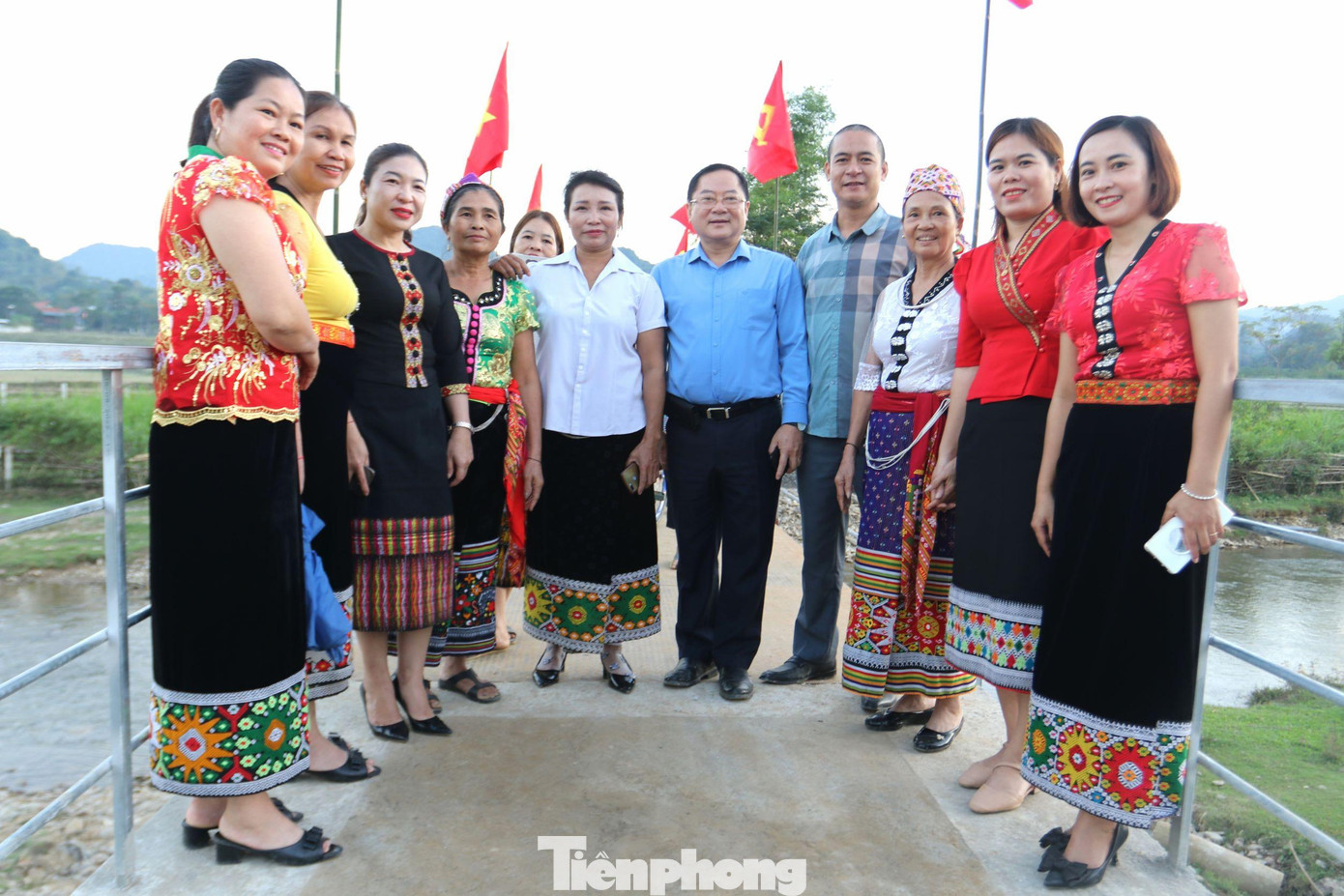 Tiếp bước thành công mang đậm ý nghĩa nhân văn của cầu Chôm Lôm, xã Lạng Khê (huyện Con Cuông), cầu ở bản Lưu Thắng, xã Chiêu Lưu (huyện Kỳ Sơn), cầu ở bản Tổng Chai, những cây cầu ở Bản Ỏn, xã Tiên Kỳ (huyện Tân Kỳ), cầu ở bản Khủn Na, xã Đồng Văn, (huyện Quế Phong) cũng đang gấp rút nối nhịp. Những nhịp cầu nối bờ vui sẽ phát huy được tinh thần vì cộng đồng, "tương thân, tương ái".