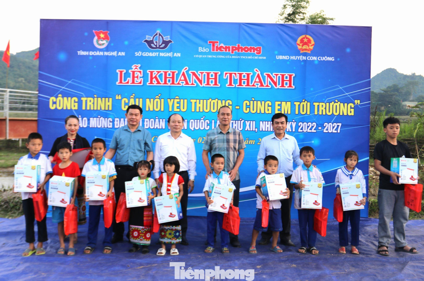 Cầy cầu được dựng lên là sự cố gắng, nỗ lực của Ban tổ chức góp phần vào việc đảm bảo an toàn cho học sinh, người dân địa phương; cùng những món quà động viên các em học sinh học tập chăm chỉ, vững bước tương lai tươi sáng.