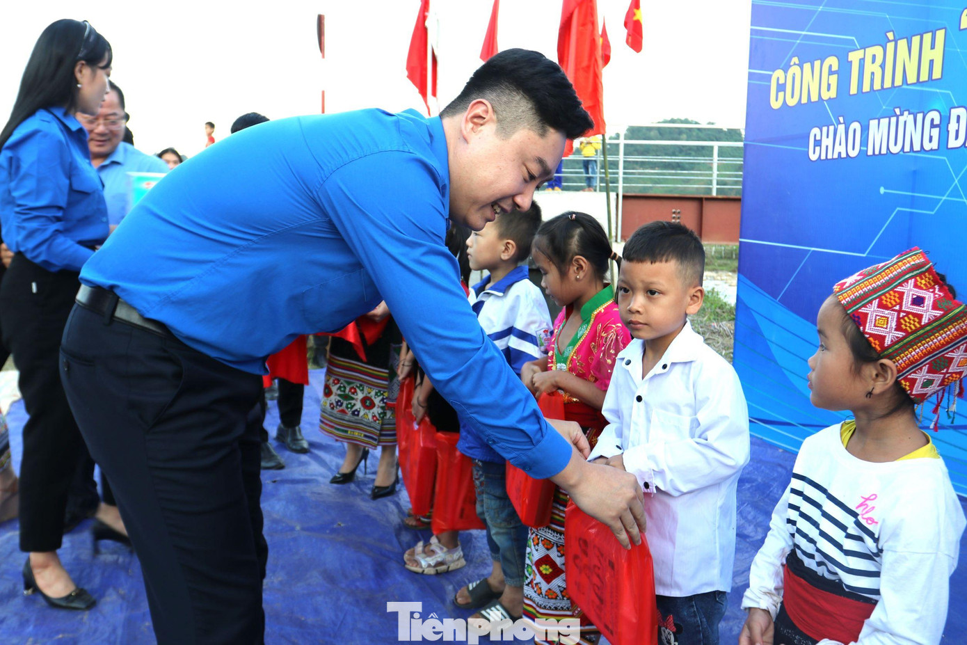 Bí thư Tỉnh Đoàn Nghệ An Lê Văn Lương trao quà cho các em học sinh.